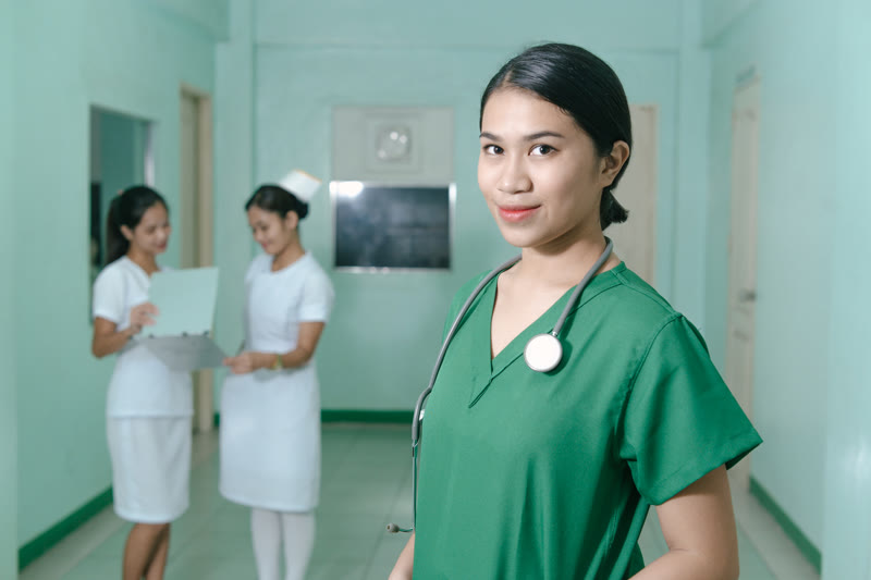 Philippinische Pflegekraft im Krankenhausbereich